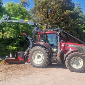 Valtra t163 +botex crane and chipper