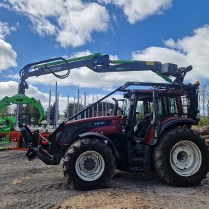 Valtra t163 with botex crane